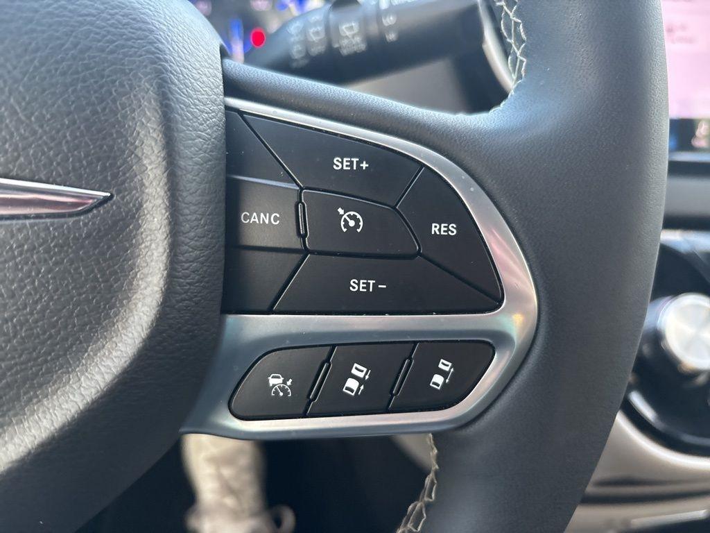 Chrysler Pacifica Touring L FWD 2024