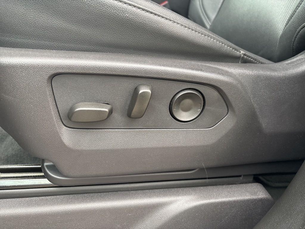 GMC Sierra 1500 4WD Crew Cab 147" SLT 2024