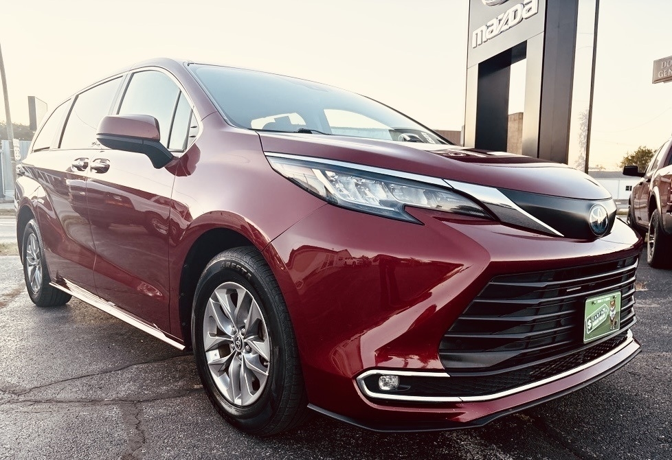 2023 Toyota Sienna XLE's photo