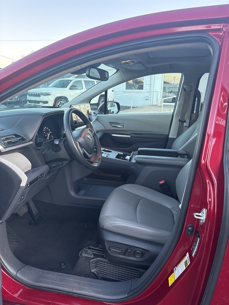 Toyota Sienna XLE FWD 8-Passenger (Natl) 2023