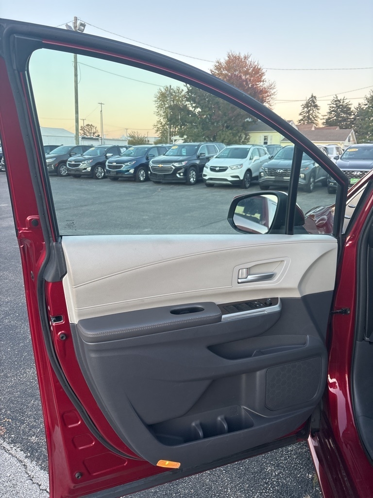 Toyota Sienna XLE FWD 8-Passenger (Natl) 2023