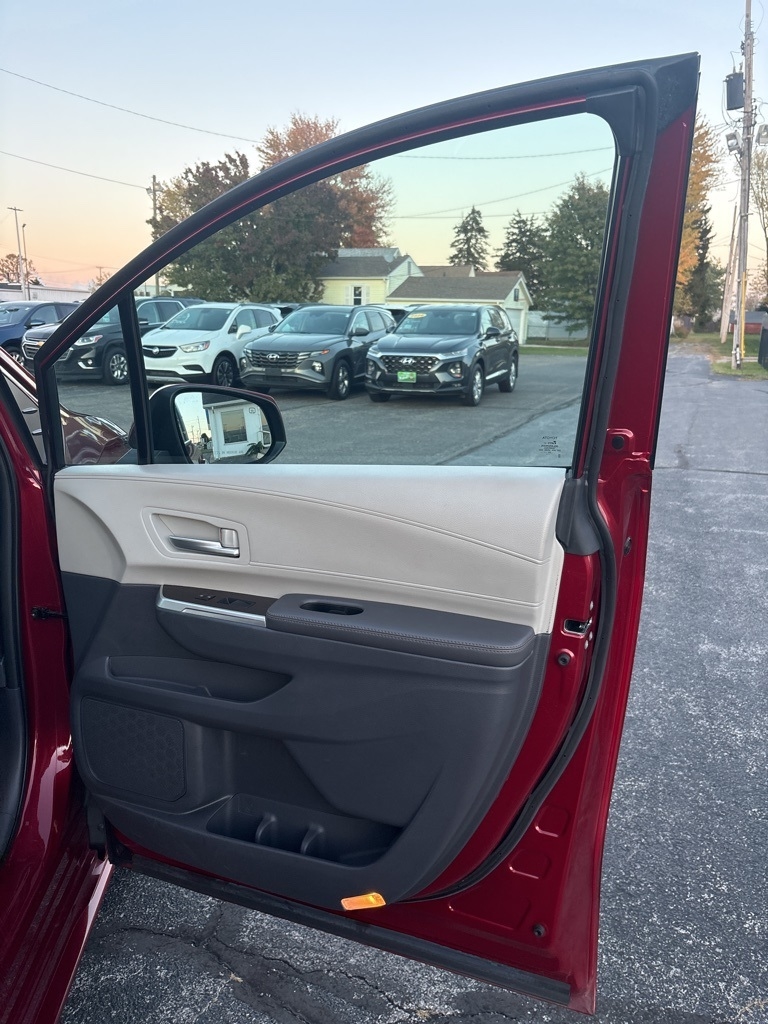 Toyota Sienna XLE FWD 8-Passenger (Natl) 2023