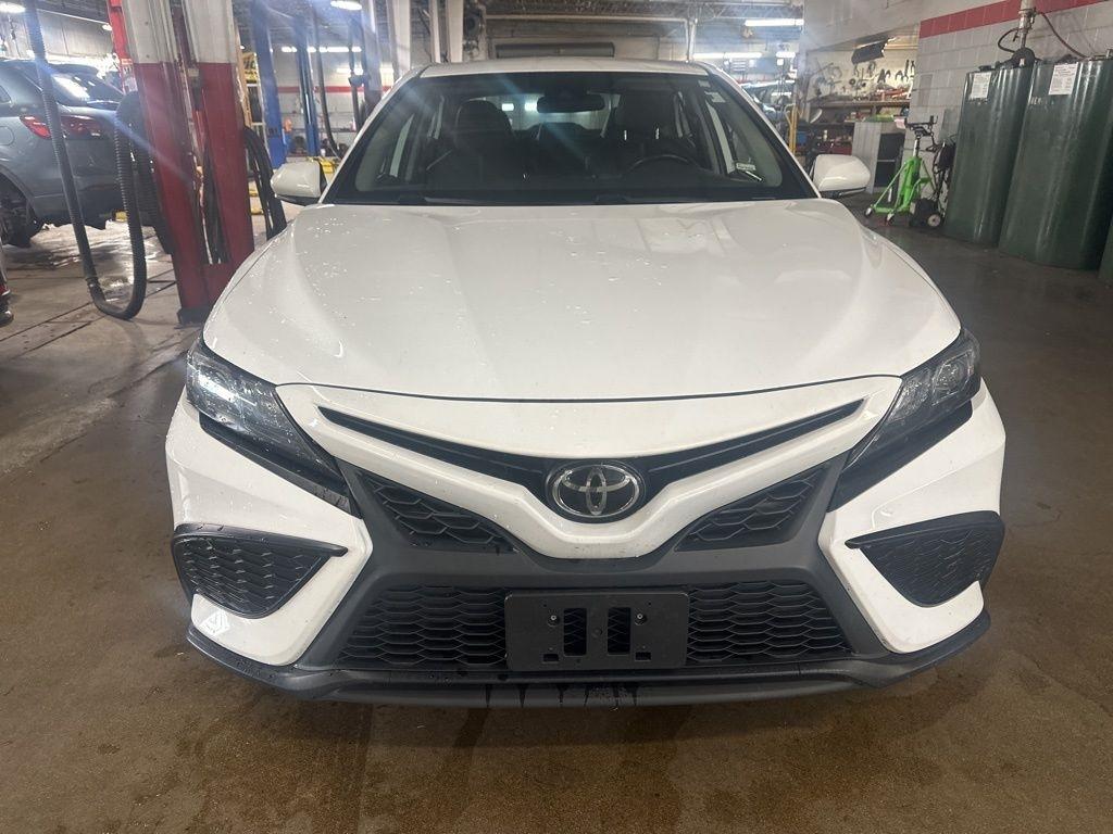 Toyota Camry Hybrid SE Nightshade CVT (Natl) 2023