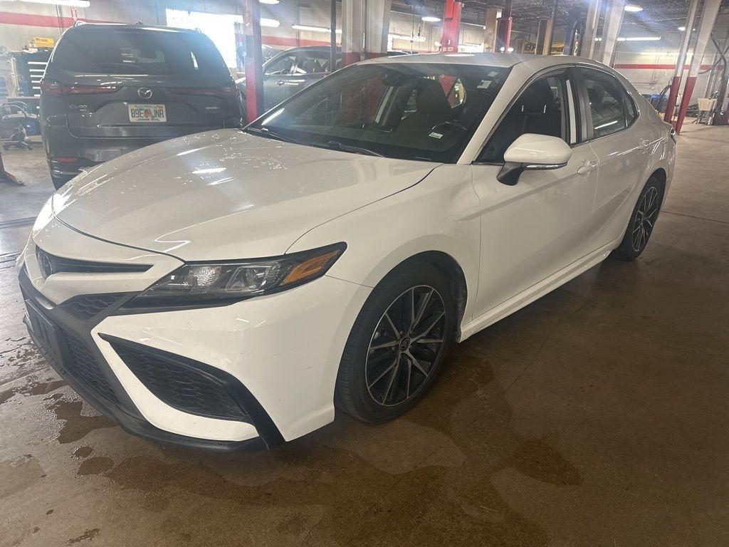 Toyota Camry Hybrid SE Nightshade CVT (Natl) 2023