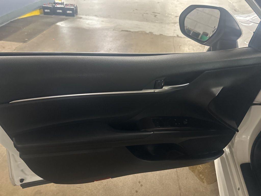 Toyota Camry Hybrid SE Nightshade CVT (Natl) 2023