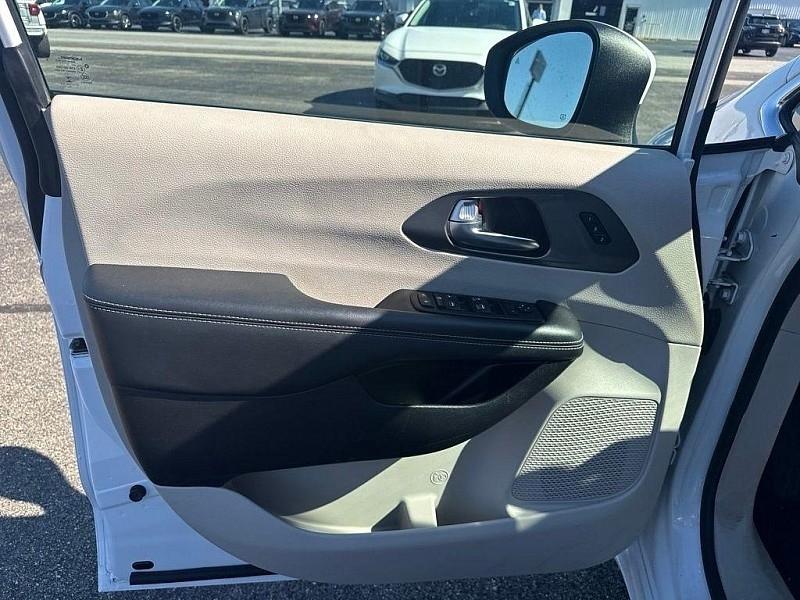 Chrysler Pacifica Touring L FWD 2023