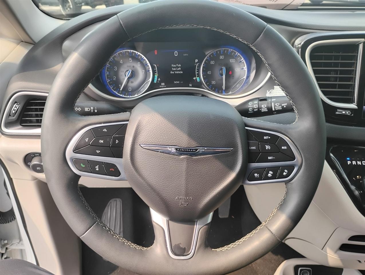 Chrysler Pacifica Touring L FWD 2023