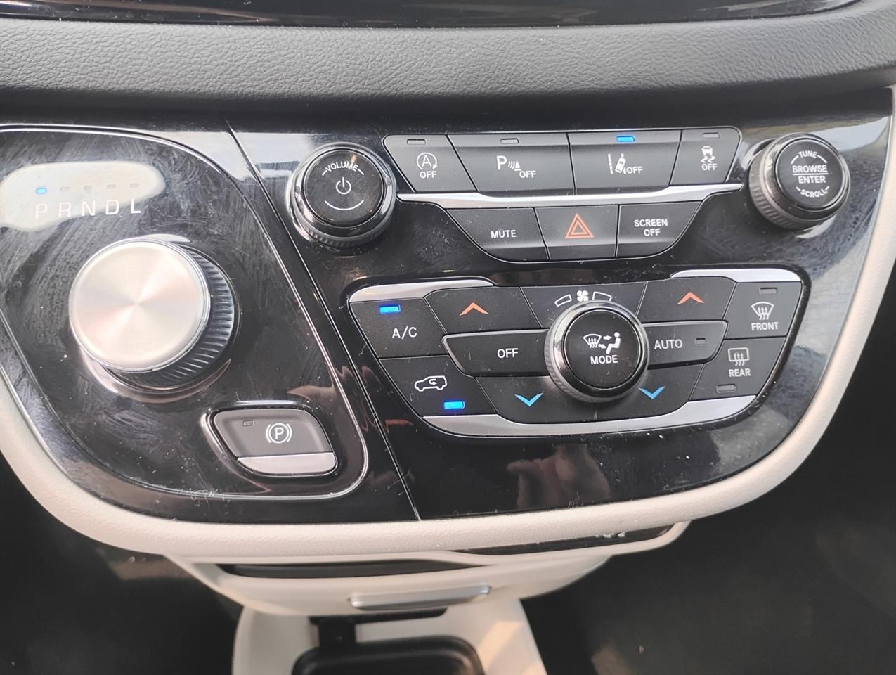 Chrysler Pacifica Touring L FWD 2023