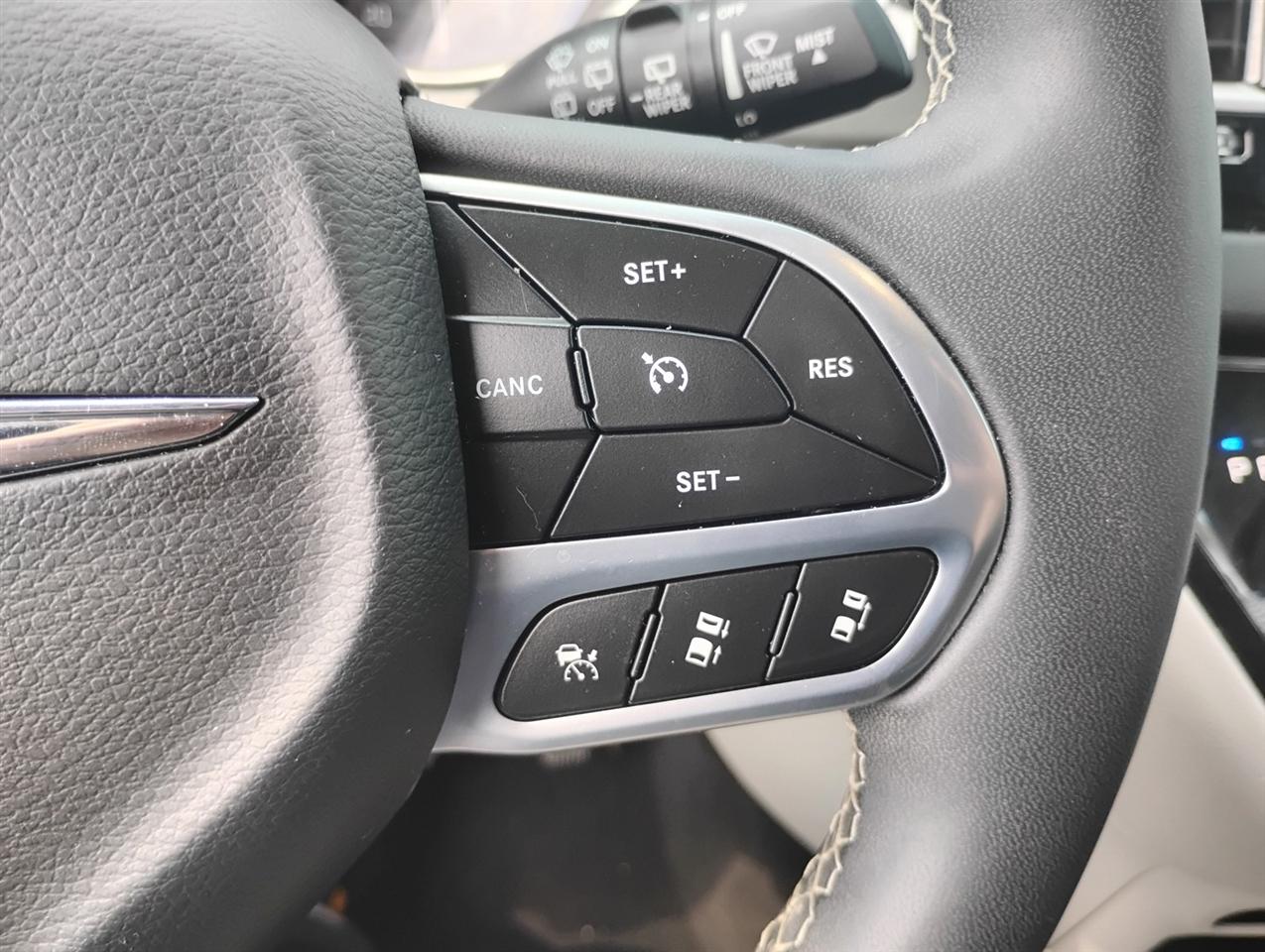 Chrysler Pacifica Touring L FWD 2023