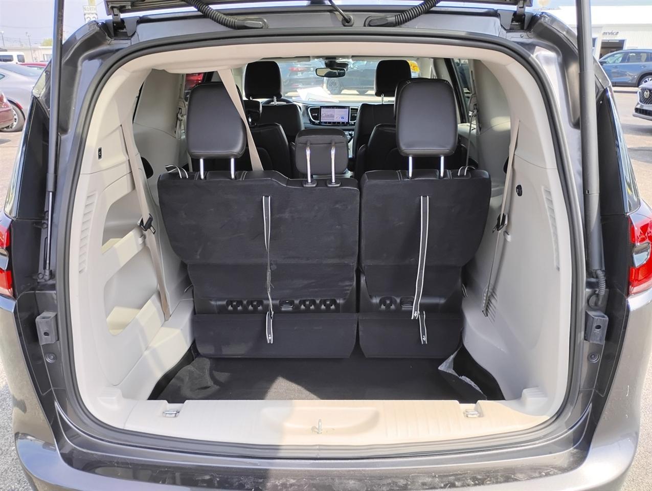 Chrysler Pacifica Touring L FWD 2023