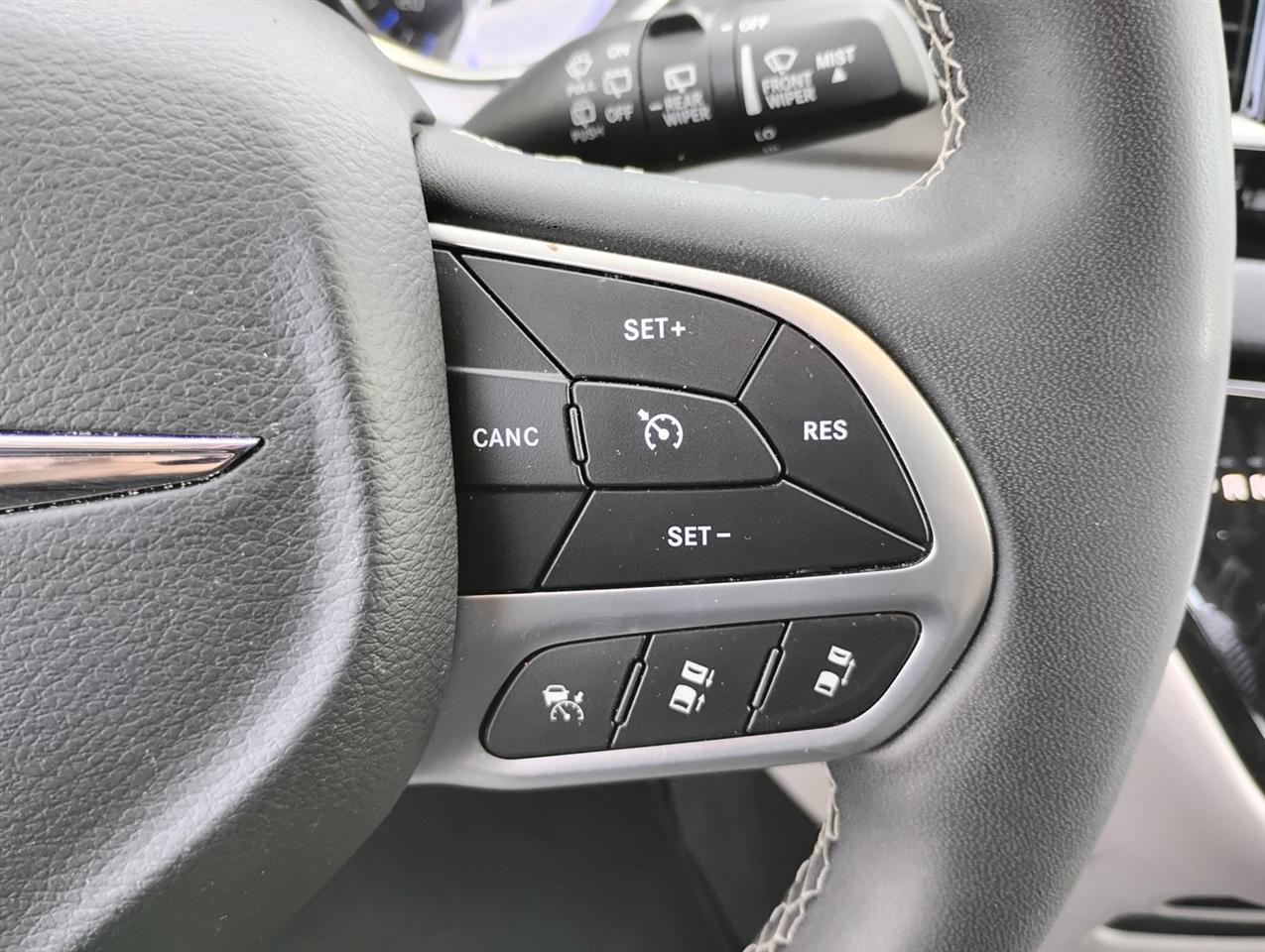 Chrysler Pacifica Touring L FWD 2023