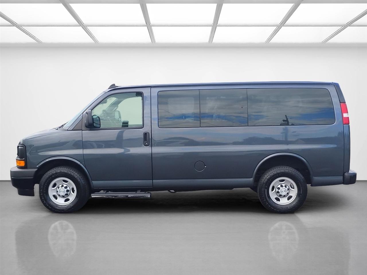 Chevrolet Express Passenger RWD 3500 135" LS w/1LS 2017