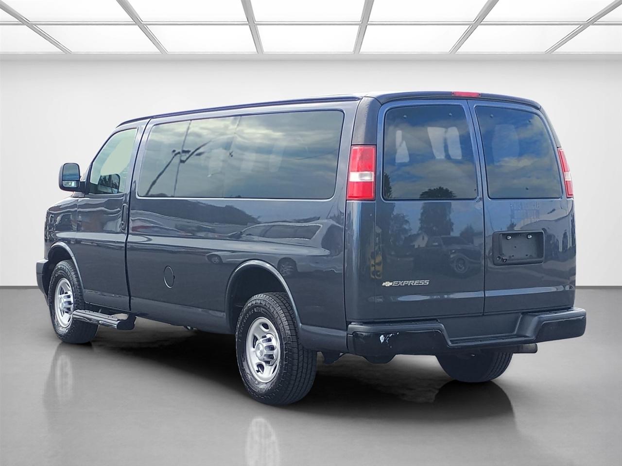 Chevrolet Express Passenger RWD 3500 135" LS w/1LS 2017