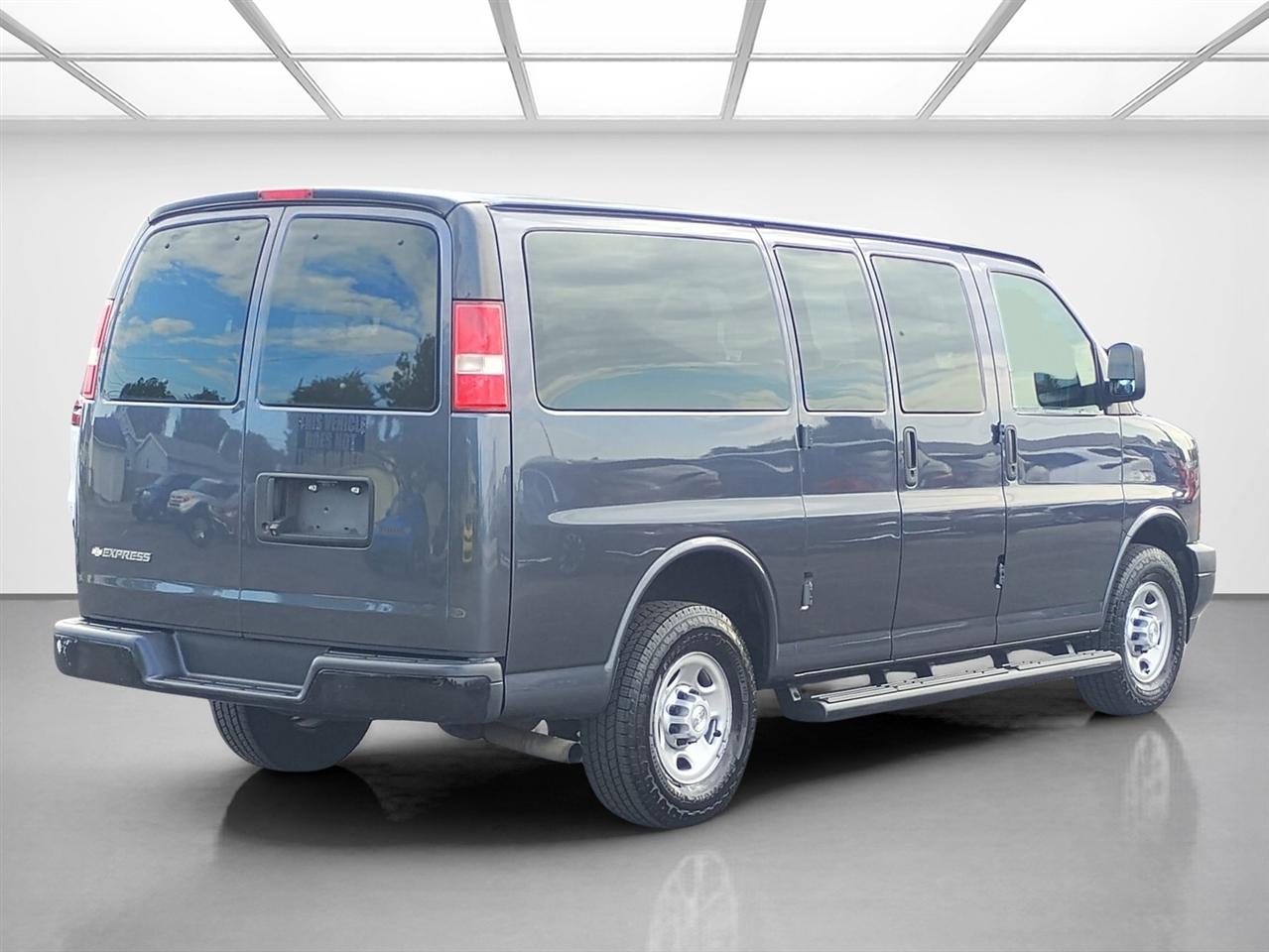 Chevrolet Express Passenger RWD 3500 135" LS w/1LS 2017
