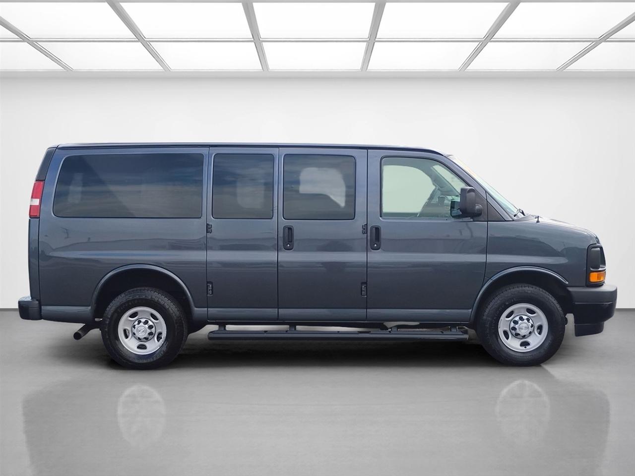 Chevrolet Express Passenger RWD 3500 135" LS w/1LS 2017