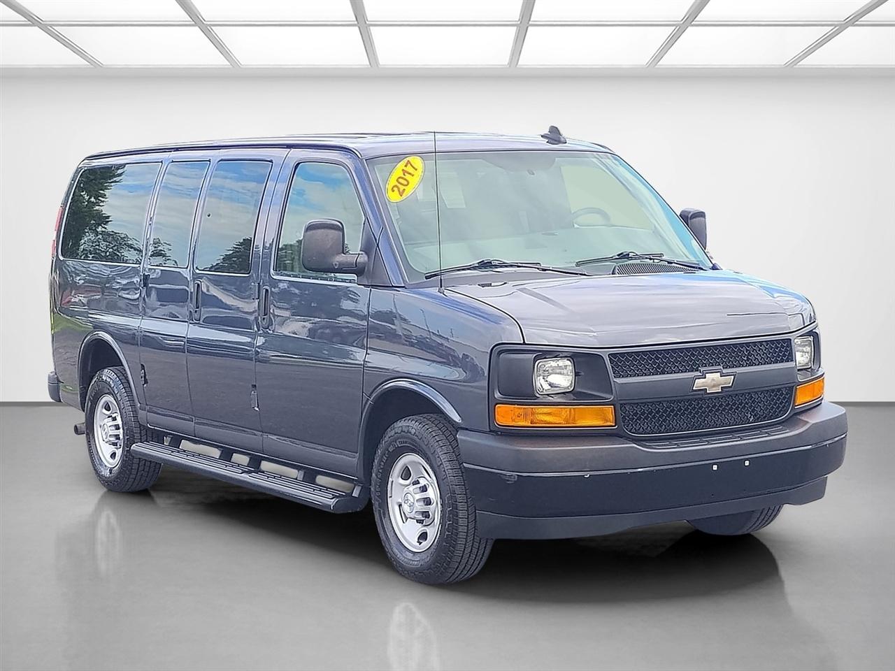 Chevrolet Express Passenger RWD 3500 135" LS w/1LS 2017