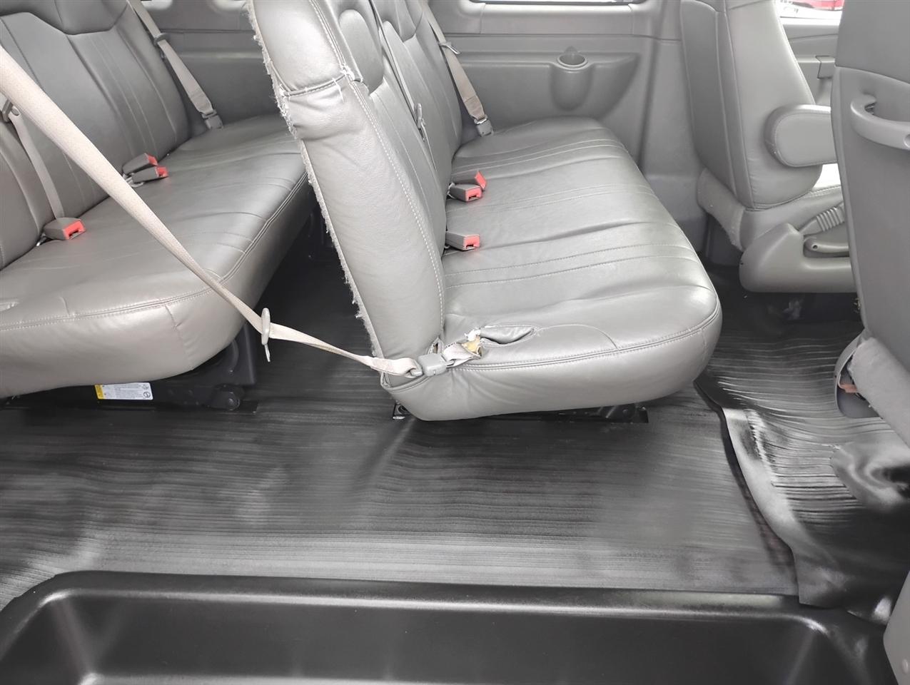 Chevrolet Express Passenger RWD 3500 135" LS w/1LS 2017