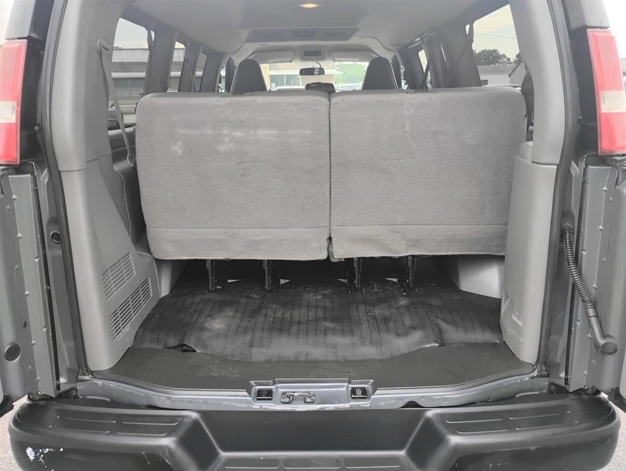 Chevrolet Express Passenger RWD 3500 135" LS w/1LS 2017