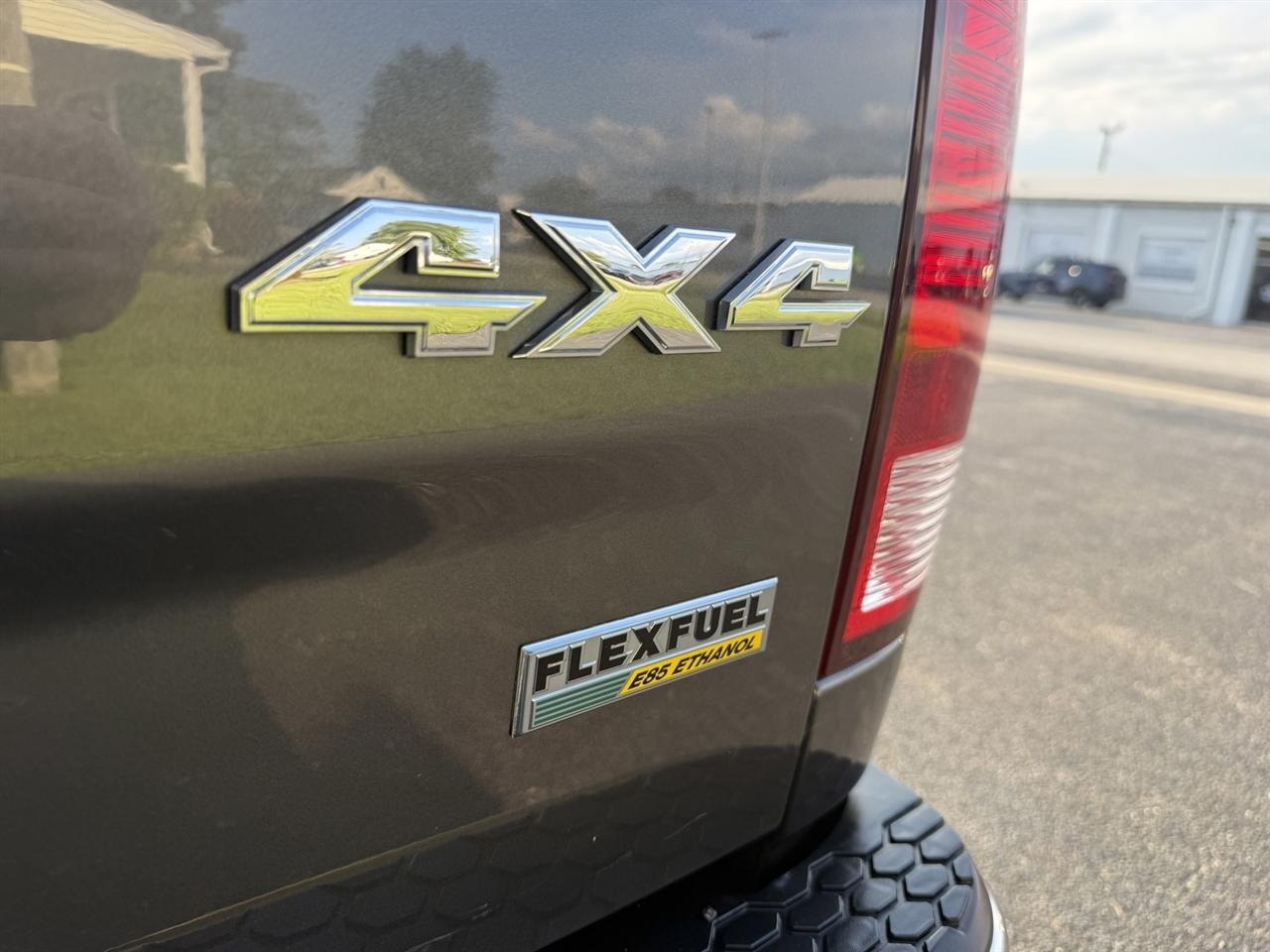 RAM 1500 SLT 4x4 Quad Cab 6'4" Box 2017