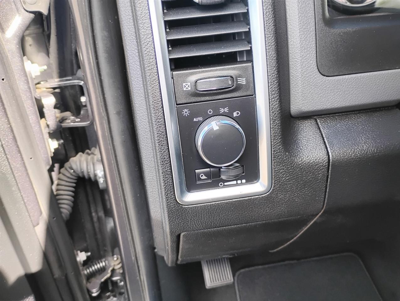 RAM 1500 SLT 4x4 Quad Cab 6'4" Box 2017