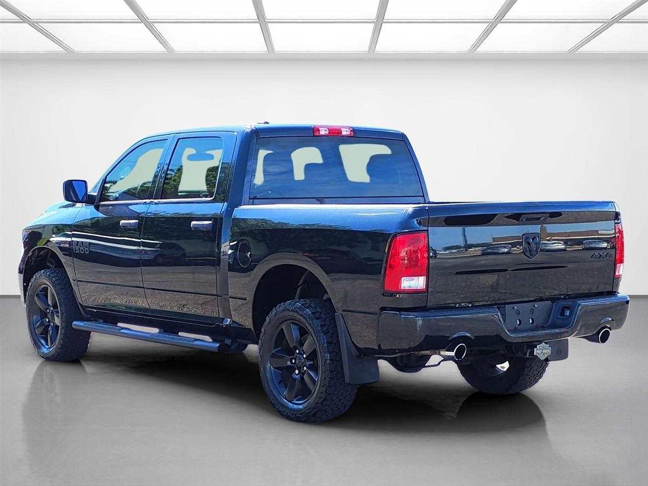 RAM 1500 Express 4x4 Crew Cab 5'7" Box 2017