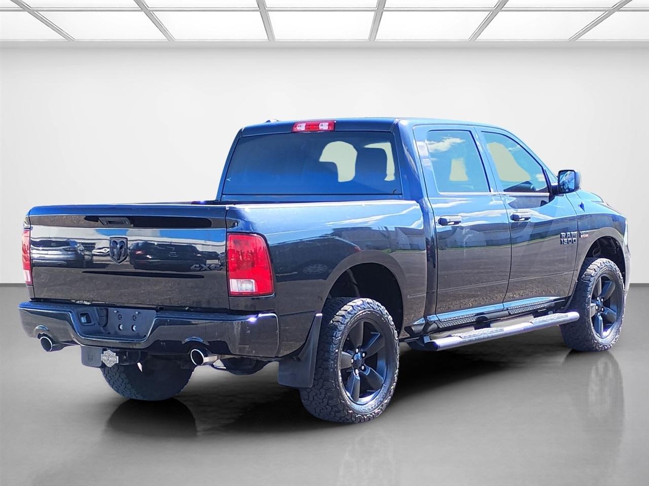 RAM 1500 Express 4x4 Crew Cab 5'7" Box 2017