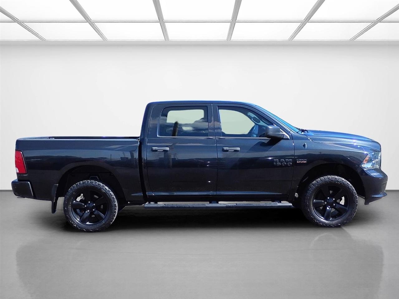RAM 1500 Express 4x4 Crew Cab 5'7" Box 2017