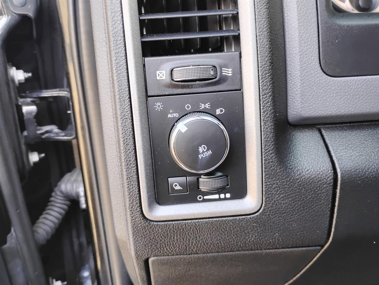 RAM 1500 Express 4x4 Crew Cab 5'7" Box 2017