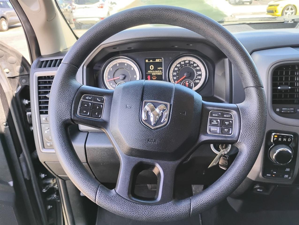 RAM 1500 Express 4x4 Crew Cab 5'7" Box 2017