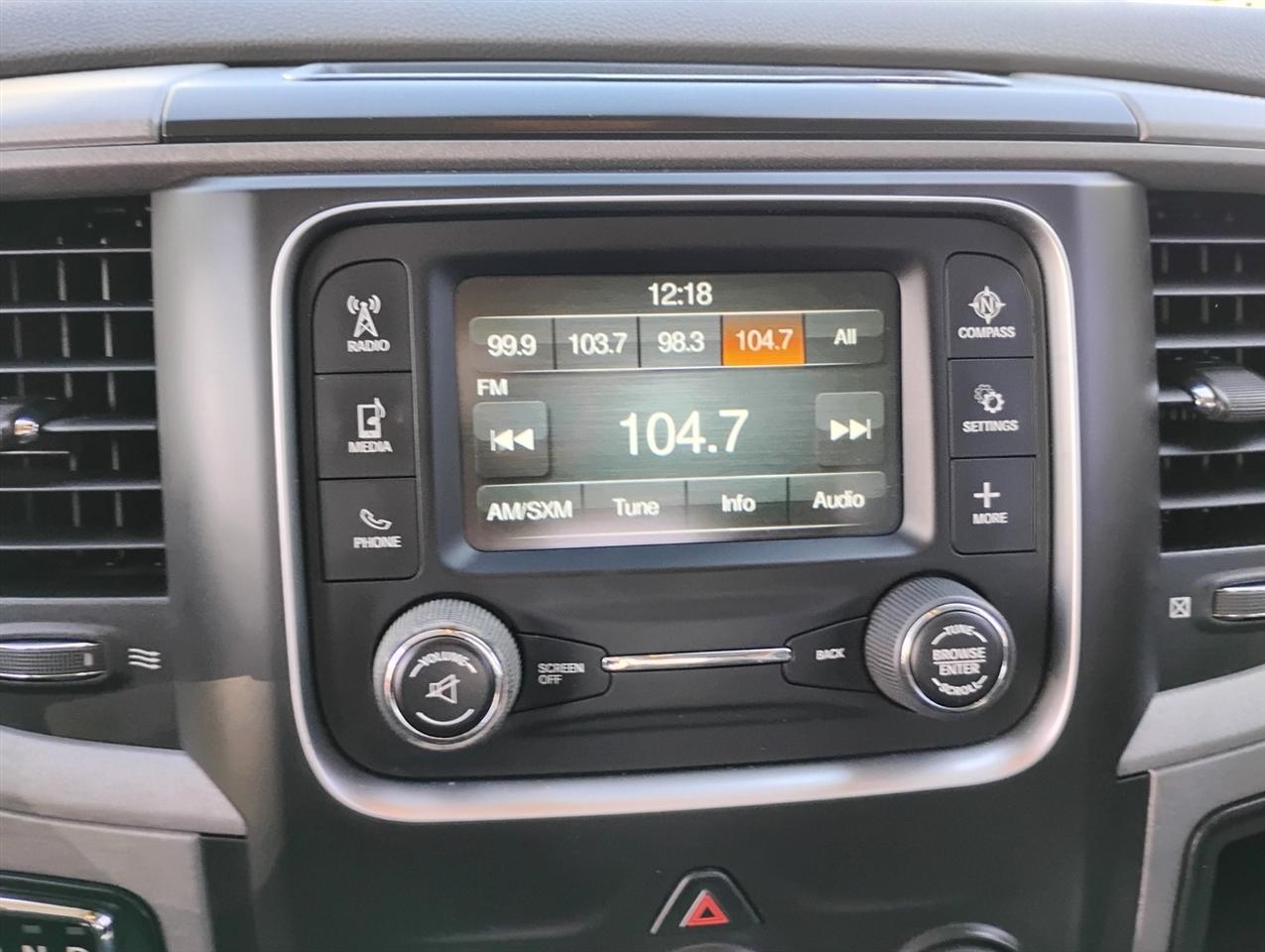 RAM 1500 Express 4x4 Crew Cab 5'7" Box 2017