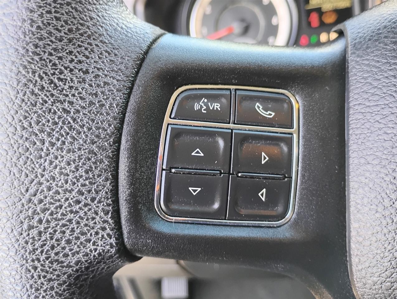 RAM 1500 Express 4x4 Crew Cab 5'7" Box 2017