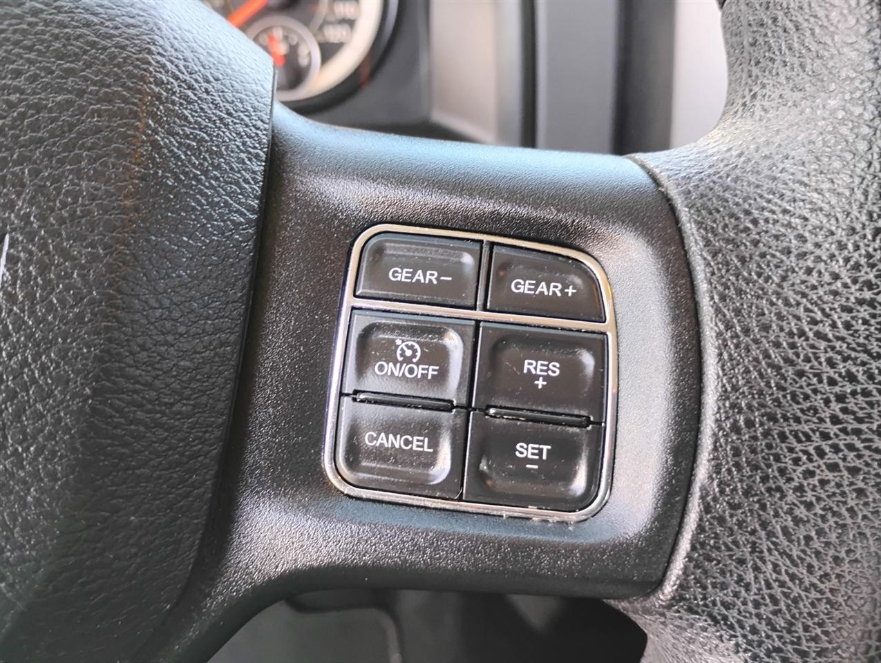 RAM 1500 Express 4x4 Crew Cab 5'7" Box 2017