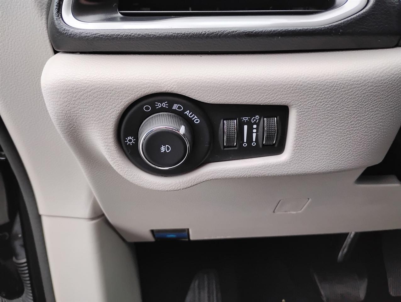 Chrysler Pacifica Touring L 2024