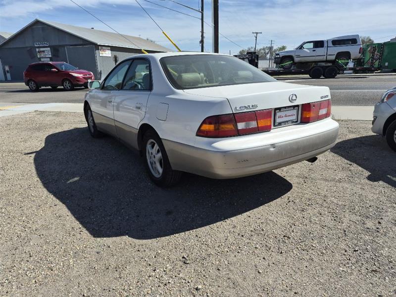Lexus ES 300 Base 1999