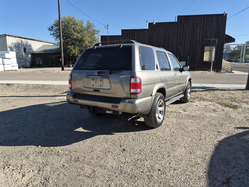 2004 Nissan Pathfinder LE Platinum Edition 2WD