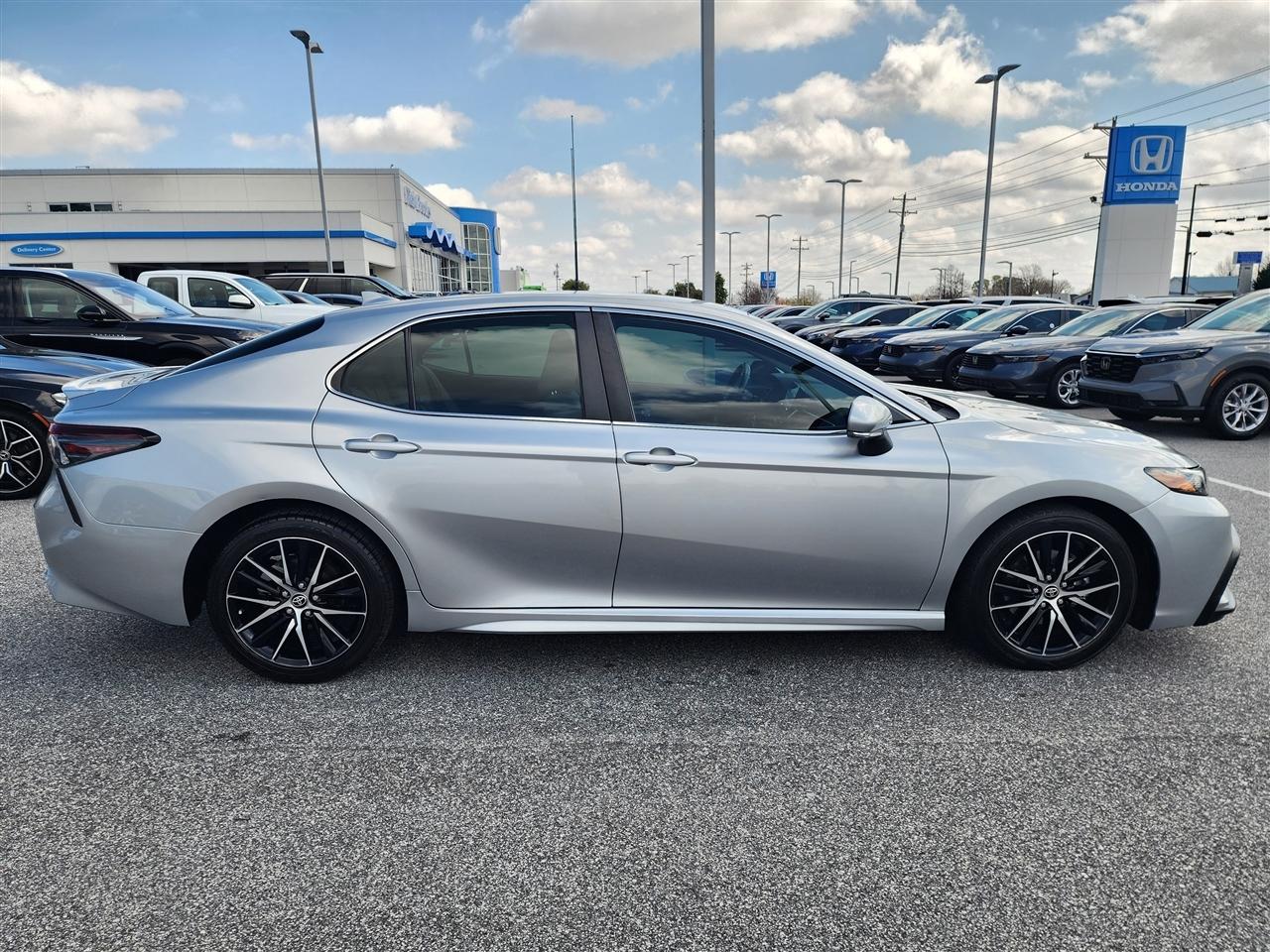 Toyota Camry SE 2023