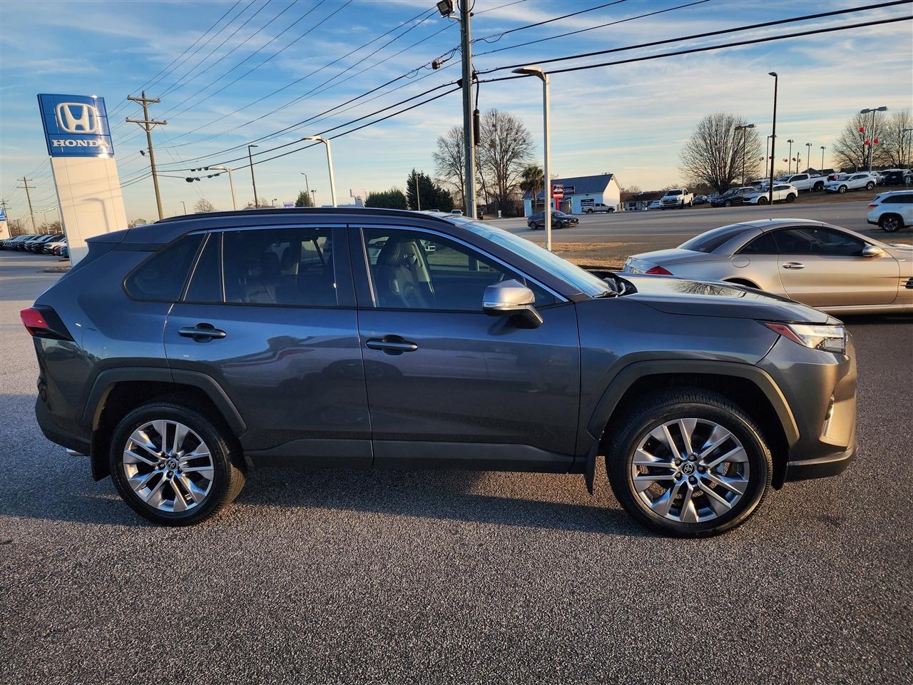 Toyota RAV4 XLE Premium 2024