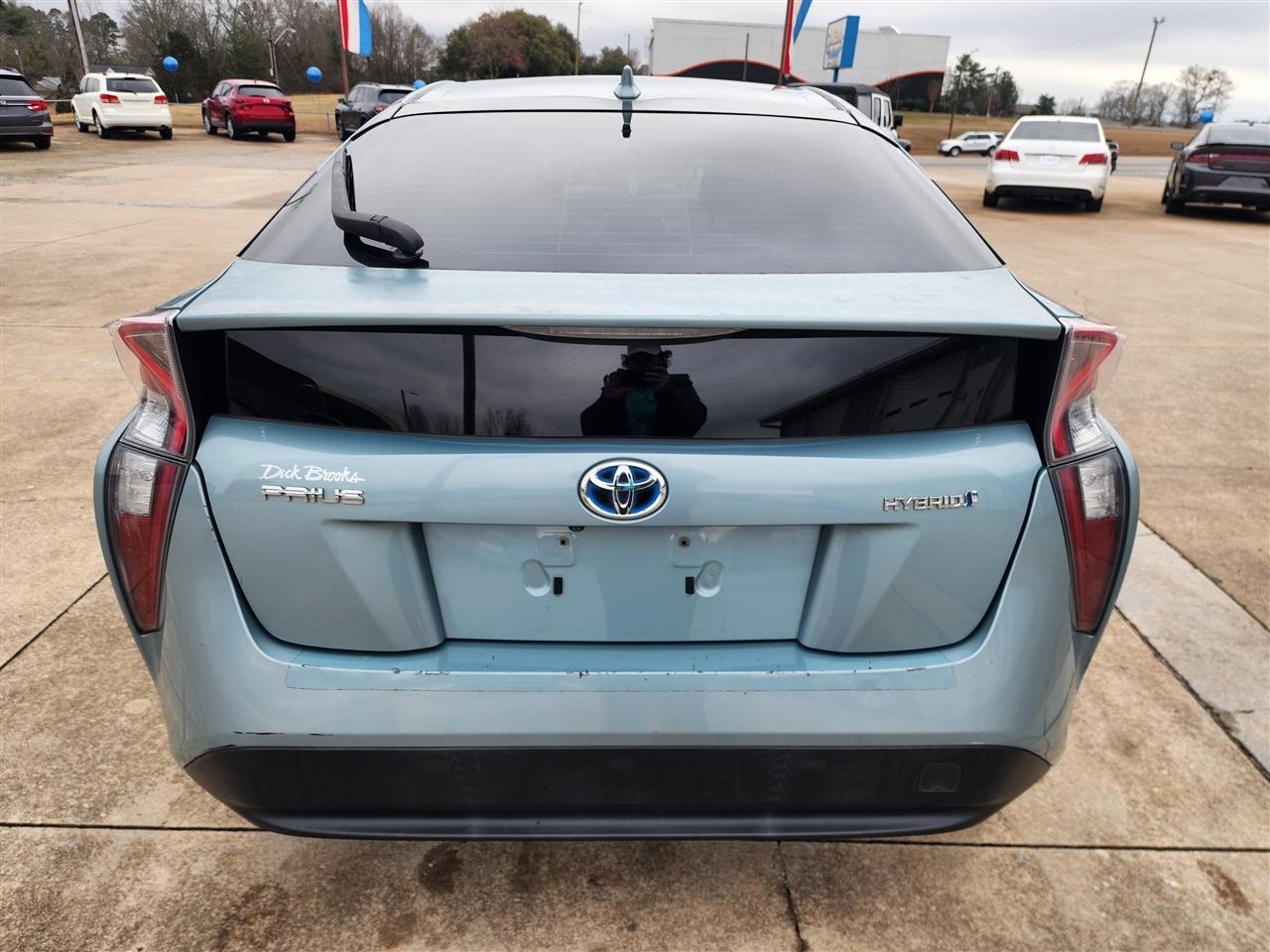 Toyota Prius Two 2016