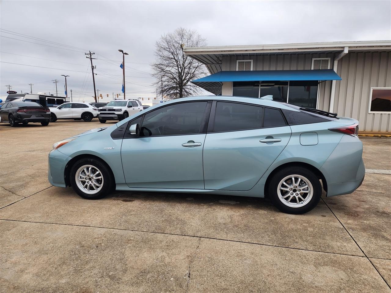 Toyota Prius Two 2016