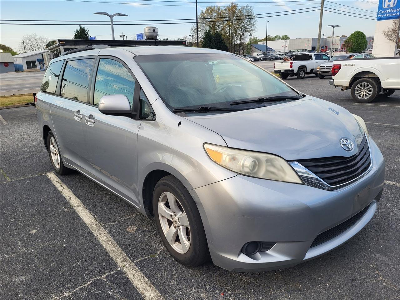 Toyota Sienna LE 8-Pass V6 2011