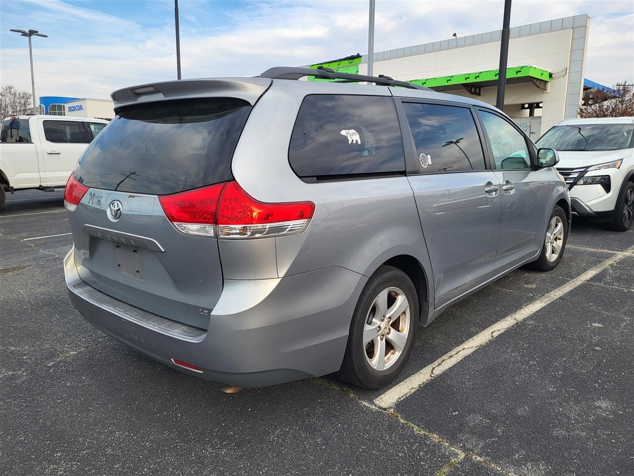 Toyota Sienna LE 8-Pass V6 2011