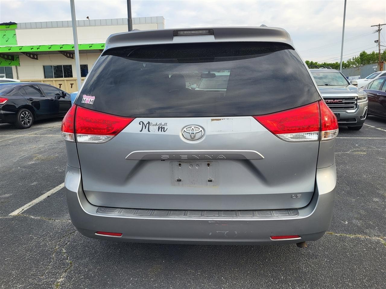 Toyota Sienna LE 8-Pass V6 2011