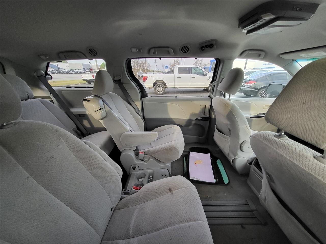 Toyota Sienna LE 8-Pass V6 2011