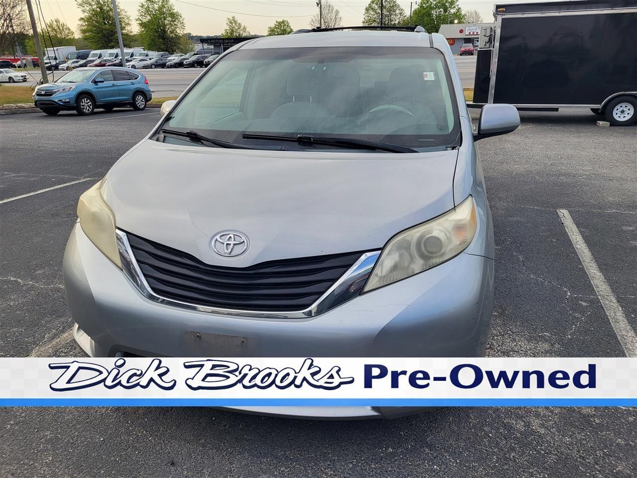 Toyota Sienna LE 8-Pass V6 2011