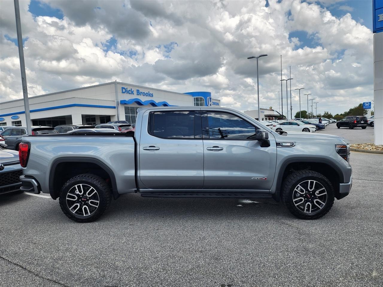 GMC Sierra 1500 AT4 Crew Cab 4WD 2025