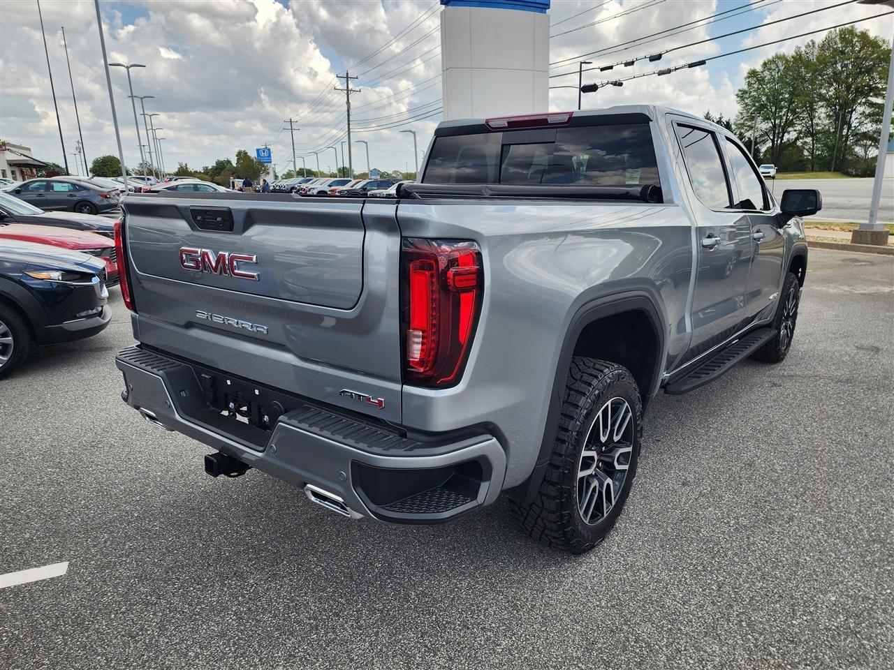 GMC Sierra 1500 AT4 Crew Cab 4WD 2025