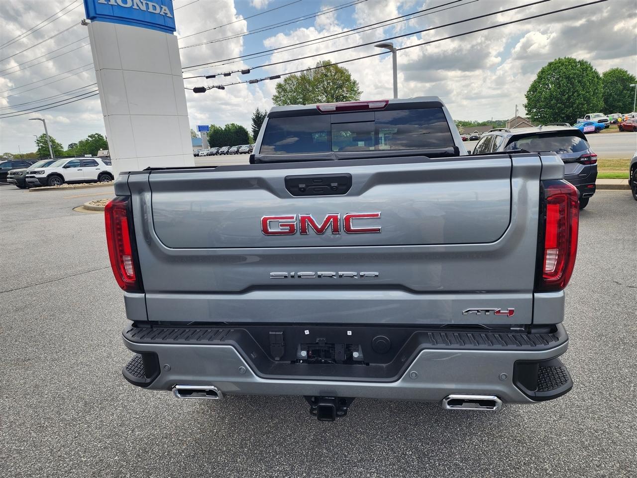 GMC Sierra 1500 AT4 Crew Cab 4WD 2025