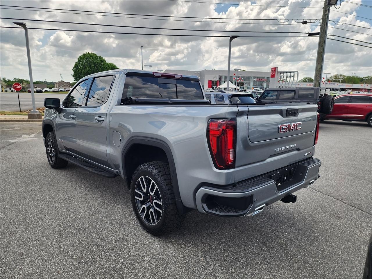 GMC Sierra 1500 AT4 Crew Cab 4WD 2025