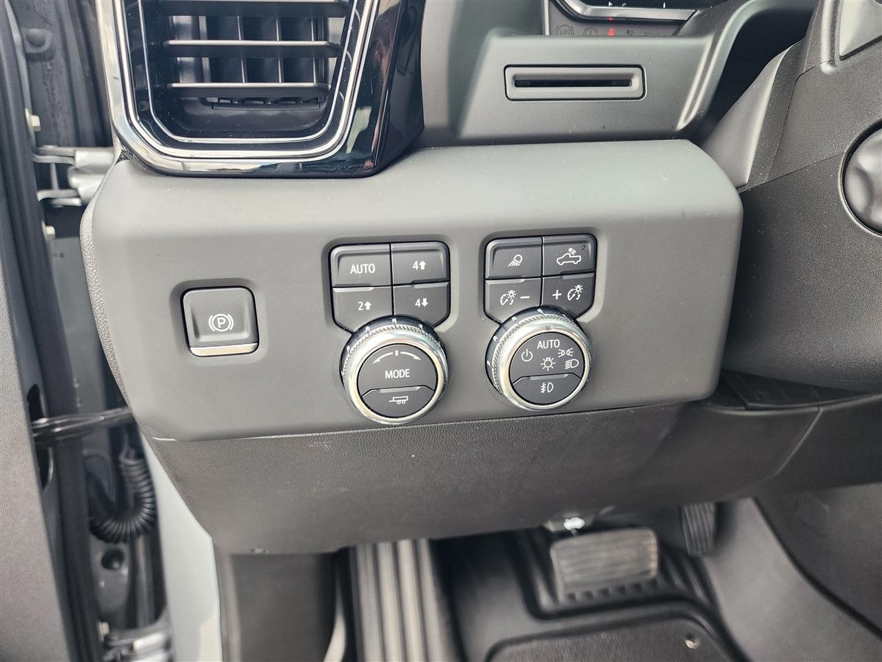 GMC Sierra 1500 AT4 Crew Cab 4WD 2025