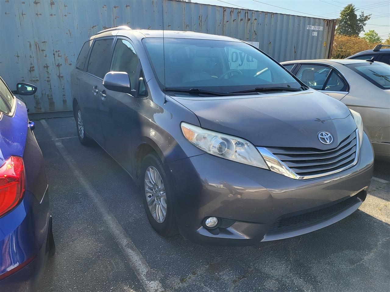 Toyota Sienna XLE FWD 8-Passenger V6 2012